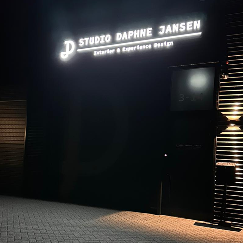 Verlichte reclame gevel